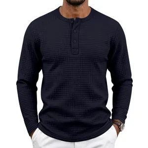 Chemise Henley homme casual à manches longues en tricot gaufré bleu marine foncé.