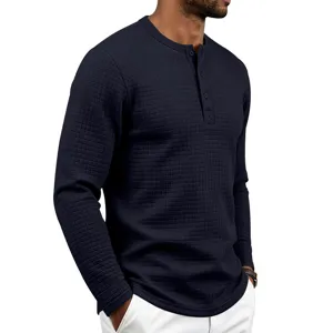 Tee-shirt henley à manches longues et maille gaufrée pour homme, vue détaillée.