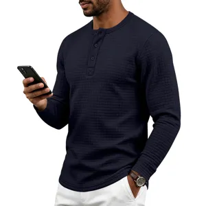 Chemise Henley à manches longues en tricot gaufré pour hommes haut texturé vintage.