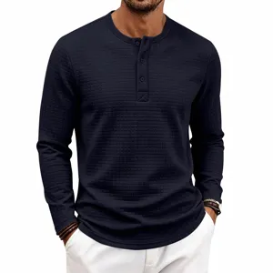 Vue détaillée du t-shirt Henley à manches longues en tricot gaufré bleu marine pour homme.