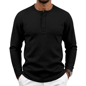 Vue detaillee de la texture et de la coupe du t-shirt Henley a manches longues gaufre noir homme.