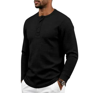 Vue détaillée du t-shirt Henley à manches longues en tricot gaufré pour homme, texturé.