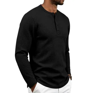 Gros plan sur la texture en tricot gaufré et la patte de boutonnage du t-shirt henley.
