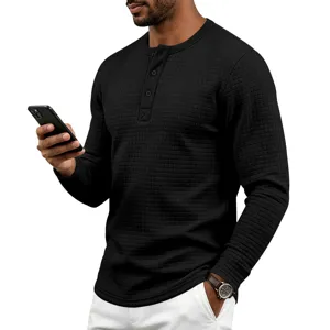 Detail de t-shirt Henley a manches longues gaufre noir pour homme en tissu jacquard texture.