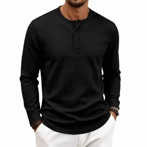 Chemise Henley à manches longues en tricot gaufré noir pour homme avec détails texturés et patte.