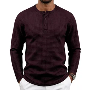 Détail t-shirt henley manches longues gaufré homme, tissu texturé et patte de boutons.