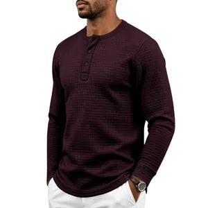 Détail de t-shirt Henley à manches longues en tricot gaufré pour homme avec patte de boutons.