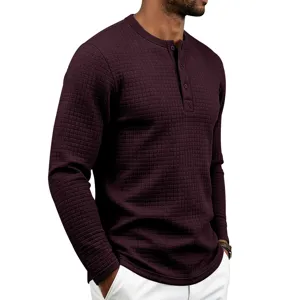 Vue détaillée du t-shirt Henley à manches longues en tricot gaufré texturé pour homme.
