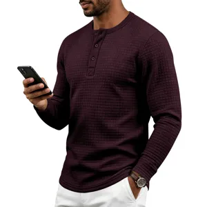 Chemise Henley à manches longues gaufrée pour hommes bordeaux haut décontracté chic.