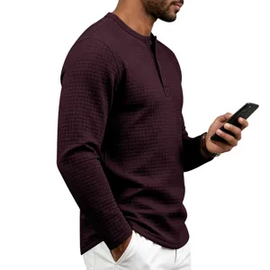 Vue détaillée t-shirt Henley manches longues homme en tricot gaufré, haut bordeaux.