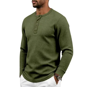 Gros plan detail du t-shirt Henley homme en tricot gaufré à manches longues avec patte.