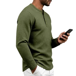 Vue détaillée du t-shirt à manches longues Henley gaufré vert olive pour homme avec style.
