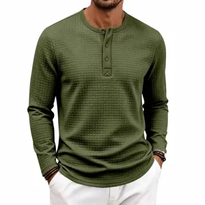 Détail de t-shirt henley à manches longues en tricot gaufré vert foncé pour hommes, casual.