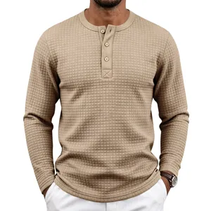 T-shirt Henley homme rétro en tricot gaufré manches longues, coupe décontractée et patte de boutons.