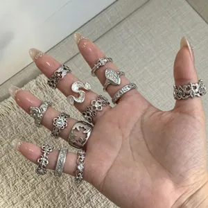 Set di anelli impilabili in argento con zircone, gioielli di modo geometrici versatili.