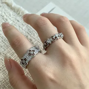 Primo piano di anelli in argento con zirconi impilabili per dettagli di mani eleganti.