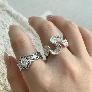 Set di anelli in argento zircone, gioielli da dito impilabili eleganti per le donne.