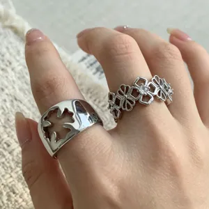 Squisito anello in argento con zirconi, gioiello da dito impilabile con fiori cavi per donne.