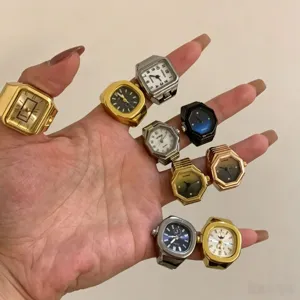 Vista dettagliata di diversi anelli orologio vintage in lega con varie forme geometriche.