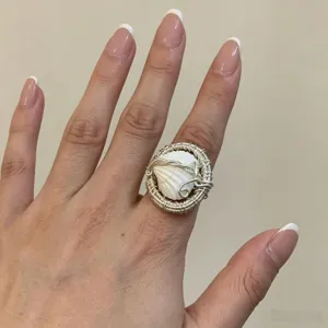 Französischer Vintage handgemachter drahtgewickelter Metall offener Ring mit Naturmuschel.