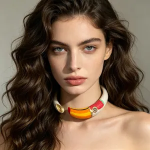 Kleurrijke metalen toekan choker ketting, opvallende open halsring voor damesmode.
