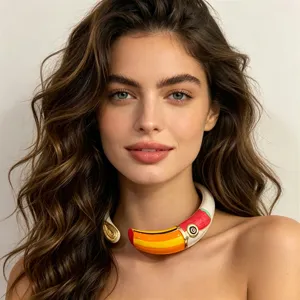 Detailweergave van de kleurrijke toekan choker ketting met levendig oliedruppel metaalwerk.