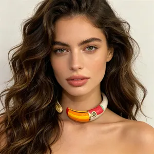 Prachtige kleurrijke geëmailleerde toekan choker ketting, statement metalen halsband.