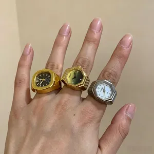Vista dettagliata di orologi ad anello in lega, design unici con quadranti geometrici.