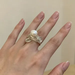 Handgemachter drahtgewickelter Metall Offenring mit Perlen Detail, elegantes Vintage Schmuckstück.