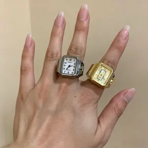 Dettaglio in primo piano di orologio ad anello quadrato vintage, lega creativa.