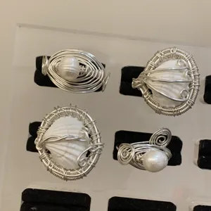 Handgemachter drahtgewickelter offener Ring mit Perle und Muschel im maritimen Ozean Stil.