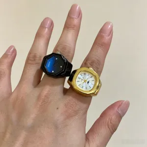 Set di orologi ad anello in lega creativi con design neri e dorati minimalisti per coppie.