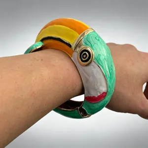 Kleurrijke geëmailleerde toekan armband voor vrouwen, opvallende metalen dier manchet sieraden.