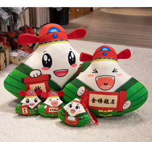 Détail de la poupée oreiller en peluche zongzi et porte-clés, joli cadeau de fête des bateaux-dragons.