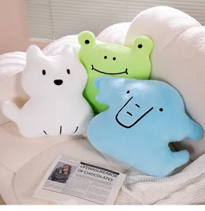 Primer plano detallado de cojines de peluche de dibujos animados, decoración y juguetes suaves.