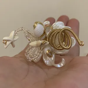 Ozean Stil handgemachter gewickelter Metall Naturmuschel Ring mit einzigartigen Muschel Seestern Details.