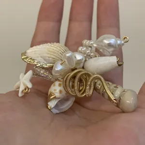 Nahaufnahme Detail von handgefertigtem Ozean Stil Muschel Perle Metall Draht Ring.