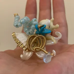 Handgemachter Ozean Muschel Ring mit Draht und Seestern, einzigartiger Schmuck Detailblick.