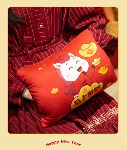 Joli coussin chauffe-mains en peluche Année du Cheval, design rouge festif avec motif.