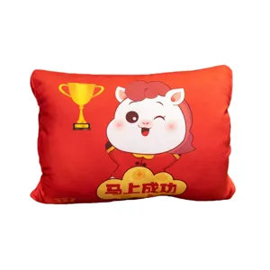 Oreiller chauffe-mains en peluche motif année du cheval, design rouge festif avec joli poney.
