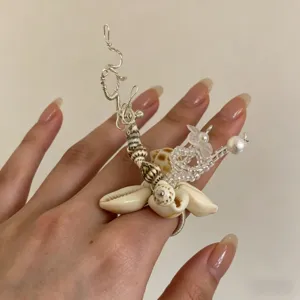 Handgemachter Muschelring im Ozean-Stil mit Drahtwicklung und Perlen, avantgardistisches Design.