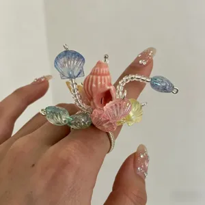 Handgefertigter Perlen Muschel Ring Detailaufnahme, einzigartiges Resin Konch Ring Design.