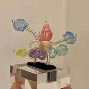 Handgefertigter Perlen-Muschelring Detailansicht, einzigartiger offener Schneckenring Schmuck.
