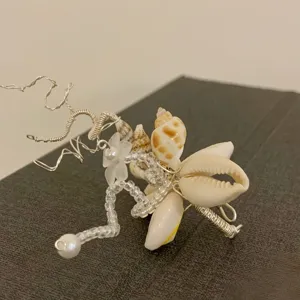 Handgemachte Muschel Perlen Ring Detail zeigt einzigartiges Ozean Design und Drahtkunst.