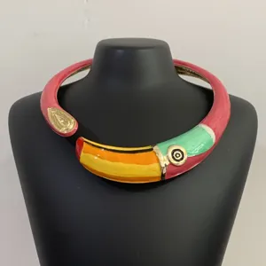 Kleurrijke emaille toekan choker ketting voor dames, stijlvolle open metalen halsring sieraden.