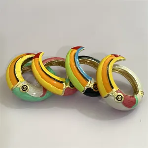 Kleurrijke geemailleerde papegaai design metalen open manchet armband mode voor vrouwen cool
