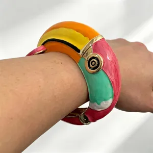 Kleurrijke geëmailleerde toekan vogel metaal open manchet armband dames mode sieraden.