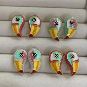 Kleurrijke geëmailleerde vogel oorknopjes detailopname, levendig geometrisch sieraden accessoire.