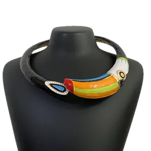 Kleurrijke metalen toekan choker halsketting, emaille olie druppel vogel halsring voor vrouwen.