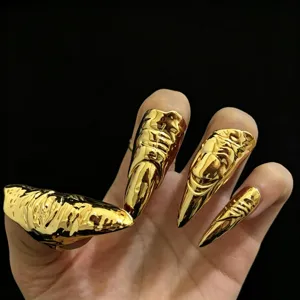 Gedetailleerde close-up van gothische metalen venom nagelringen met onregelmatig klauwdesign.
